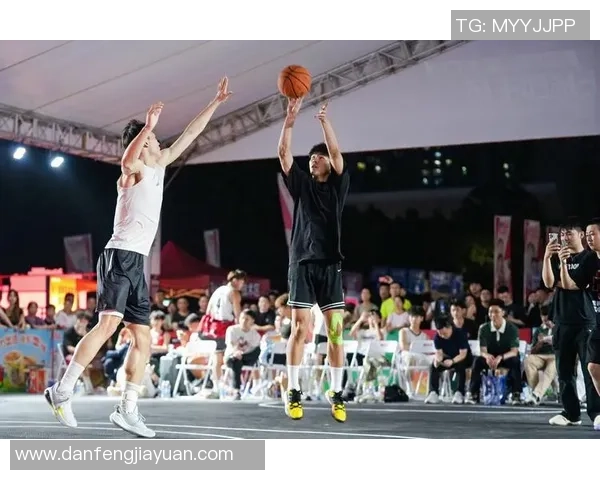 骨头与科米尔的对决谁能称霸赛场的巅峰之战